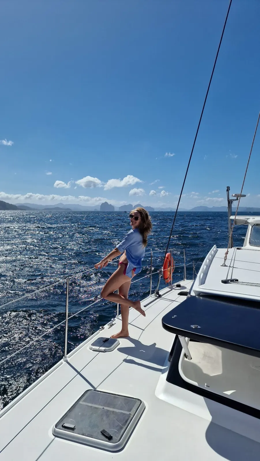 Patricia Rusu pe un catamaran, în larg