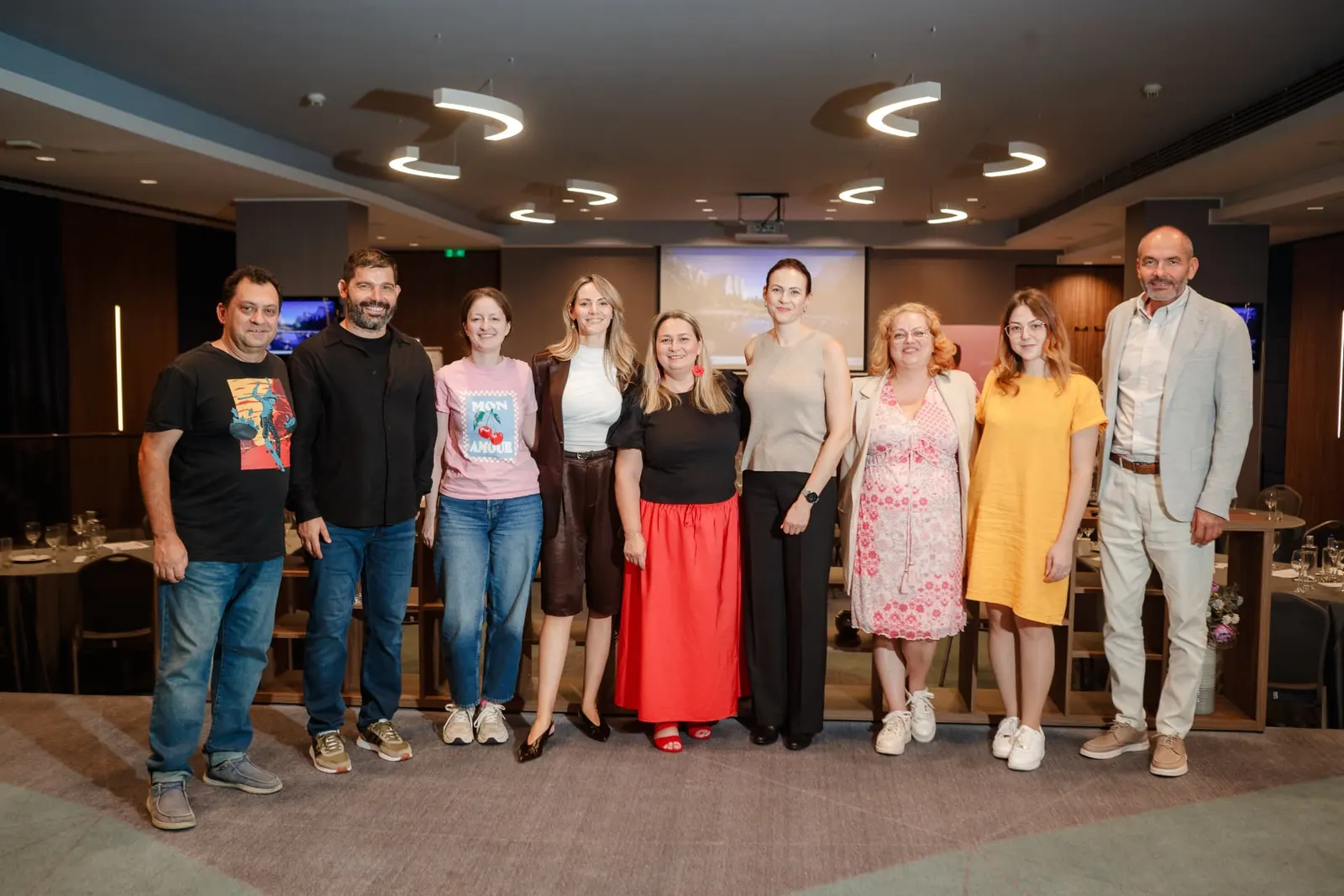Patricia Rusu alături de invitați și organizatori după un eveniment