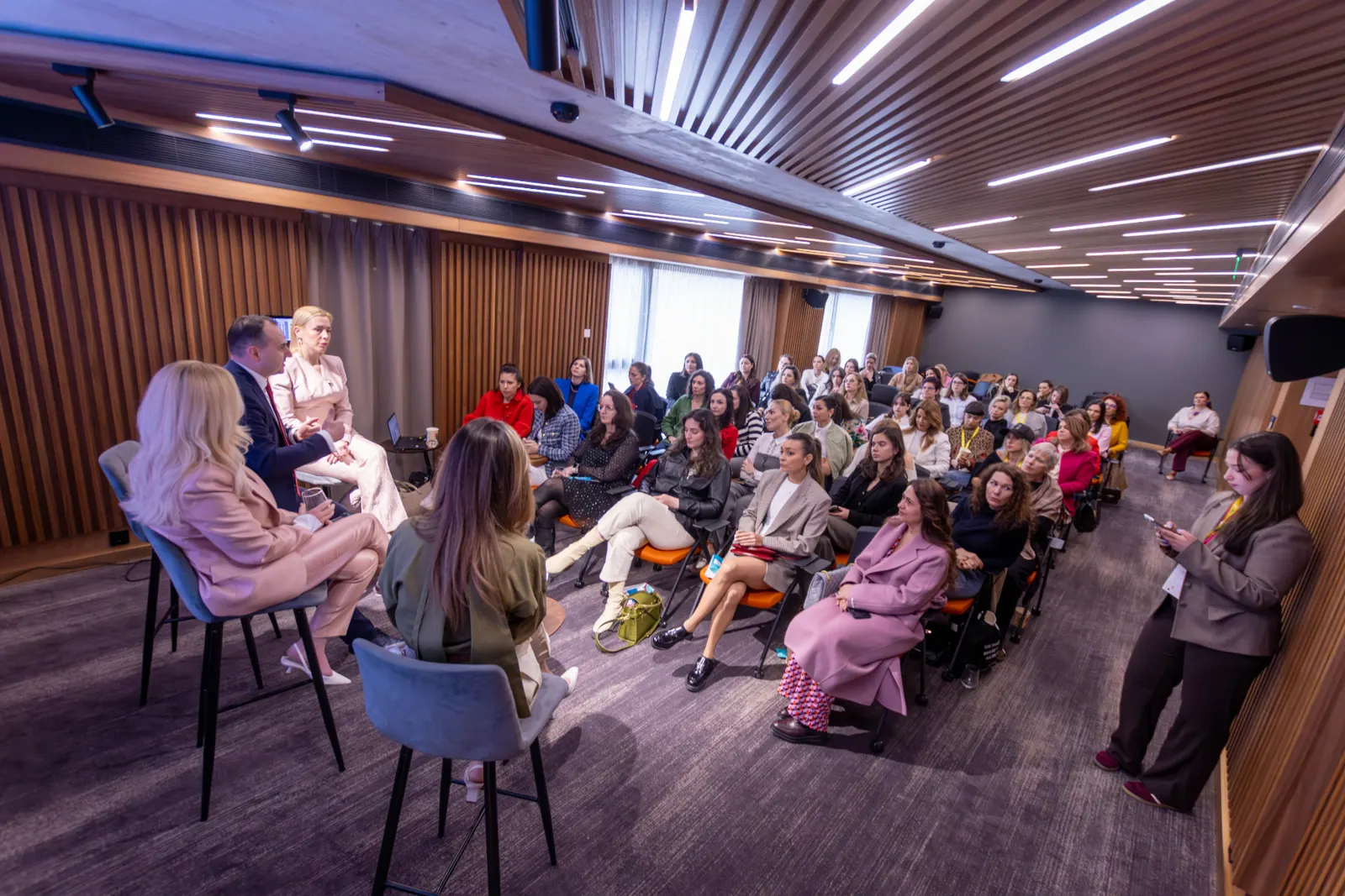 Patricia Rusu în fața unei săli pline de participanți la un eveniment medical